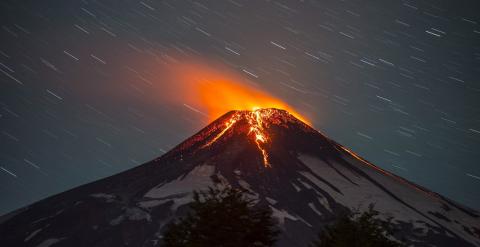 Erupción del volcán Villarrica, hoy 3 de marzo de 2015, en Villarrica, a unos 750 kilómetros al sur de Santiago de Chile. /EFE