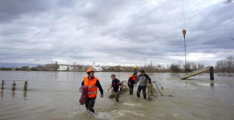 Labores de ayuda en Tudela (Navarra). EFE/Villar López