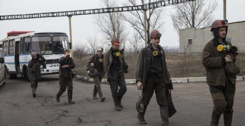 Varios mineros acuden como refuerzo a la mina de carbón de Zasyadko  (Donetsk), donde varios compañeros quedaron atrapados tras la explosión en la que murieron más de 30 trabajadores. REUTERS