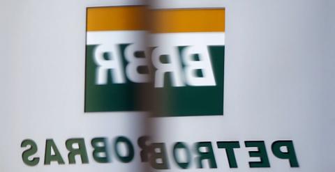 El reflejo del logo de Petrobras en una de las ventanas de la sede de la petrolera en Sao Paulo. REUTERS/Paulo Whitaker