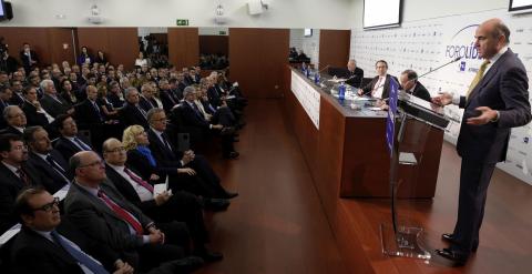 El ministro de Economía, Luis de Guindos, durante su intervención en el encuentro informativo Foro Líderes, organizado por la Agencia Efe y KPMG en colaboración con Banco Sabadell, Globalia y Siemens. EFE/Alberto Estévez
