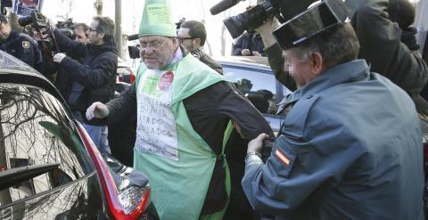 Un grupo de preferentistas increpa al expresidente de Caja Madrid Miguel Blesa a su salida del Tribunal Superior de Justicia de Madrid. EFE/PACO CAMPOS