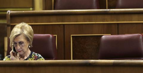 La portavoz de UPyD en el Congreso, Rosa Díez, en su escaño en el Congreso de los Diputados. EFE/ZIPI