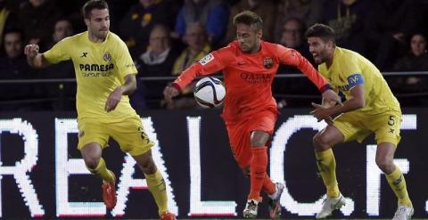 El delantero brasileño del FC Barcelona Neymar da Silva (c) pelea el balón con el argentino Mateo Musacchio (d) y Mario Pérez.- EFE
