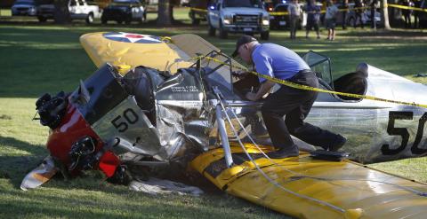 La avioneta que pilotaba Harrison Ford, tras el accidente. REUTERS