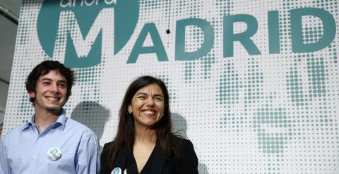 Julio Martínez y Pepa López, miembros del equipo de comunicaciones de Ahora Madrid, durante la rueda de prensa. -AGUSTÍN MILLÁN