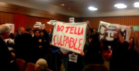 Una veintena de personas irrumpe un acto de Ana Botella con pancartas en las que se lee 'Botella culpable'./ Twitter Plataforma de Afectados por la Hipoteca