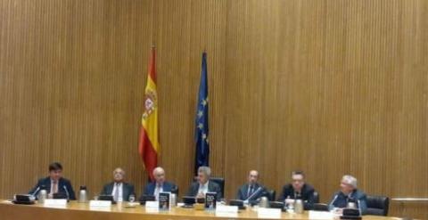 De izquierda a derecha: Pimentel, Martín Villa, Durán i Lleida, Posada, Rubalcaba, Herrero y Jáuregui.