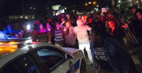 Manifestantes ante un coche de policía, la noche del miércoles en Ferguson./ REUTERS