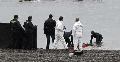 Varios guardias civiles encuentran un cadáver en la costa de Ceuta. EFE