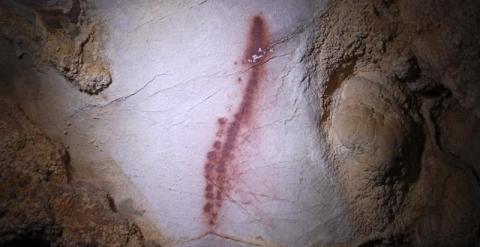 Fotografía facilitada por el Gobierno de Cantabria de distintas figuras, posiblemente del período Paleolítico, que han sido hallados en una cueva del Desfiladero de La Hermida, en la localidad cántabra de Peñarrubia. EFE/-