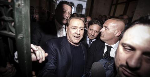 El ex primer ministro italiano Silvio Berlusconi (c) saluda a sus seguidores a su llegada al Palazzo Grazioli en Roma, Italia hoy 11 de marzo de 2015. Berlusconi afirmó hoy que quiere volver a la política, después de que el Tribunal Supremo confirmara su