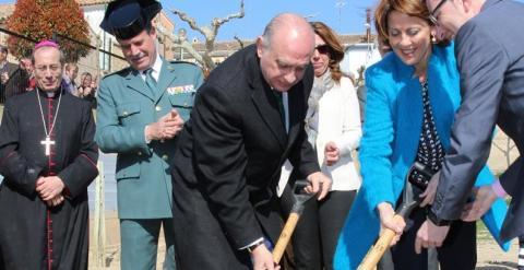 Jorge Fernández Díaz y Yolanda Barcina, acompañados por un guardia civil y un cura, durante la colocación de la primera piedra del cuartel. MINISTERIO DEL INTERIOR