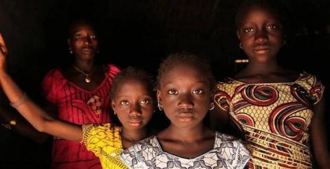 Una mujer y sus hijas en su casa en Cambadju, Guinea-Bissau. UNICEF