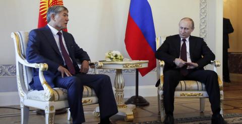 El presidente ruso Vladimir Putin, con el presidente de Kirguistán, Almazbek Atambayev. REUTERS/Mikhail Klimentyev