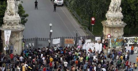 Cientos de indignados protestan contra los recortes de la Generalitat ante las puertas del Parque de la Ciutadella, en Barcelona, el 15 de junio de 2011. EFE