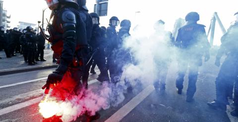 Varios antidisturbios con bengalas en Fráncfort. /REUTERS