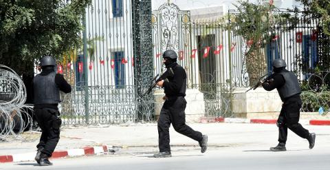 Las fuerzas de seguridad toman posición en los alrededores del museo Bardo, en el centro de la capital de Túnez. - AFP