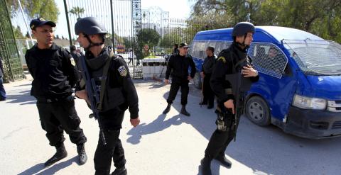 Varios agentes de la Policía tunecina, vigilando el  Mueso Nacional del Bardo, de Túnez. REUTERS/Anis Mili