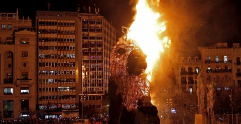 El león del Congreso de los Diputados, que coronaba la falla municipal, es pasto de las llamas en la noche donde son quemados los monumentos que han adornado las calles de Valencia durante los últimos días, poniendo fin a las Fallas de 2015./ EFE