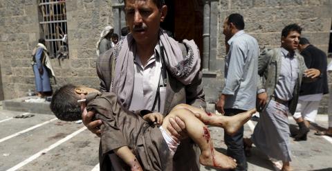 Un hombre traslada el cuerp de un niño víctima del ataque terrorista a una mezquita en Saná (Yemen). REUTERS/Khaled Abdullah