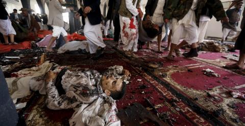 El cadaver de una de las víctimas del ataque terrorista en una mezquita en la capital yemení de Saná.. REUTERS/Khaled Abdullah