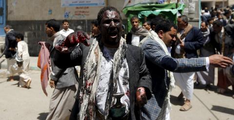 Uno de los heridos por los ataques a las mezquitas chiies de Saná. REUTERS/Khaled Abdullah