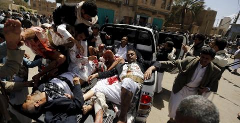 Varios heridos por los ataques terroristas a las mezquitas hiíes de Saná son trasladados en una camioneta.. REUTERS/Khaled Abdullah