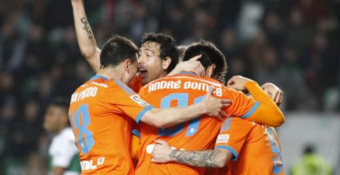 Los jugadores del Valencia celebran uno de los goles al Elche. EFE/Morell