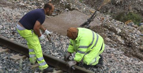 Zona donde anoche descarriló el tren de pasajeros . EFE