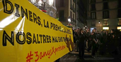 Miles de personas se han manifestado esta tarde por el centro de Barcelona para expresar su rechazo a la sentencia del Tribunal Supremo que condena a tres años de cárcel a ocho de los encausados por la protesta ante el Parlament en junio de 2011. EFE/Toni