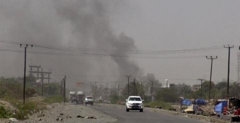 Humo sobre edificios oficiales en la ciudad de al-Houta, la capital de la provincia yemení de Lahej. REUTERS/Stringer