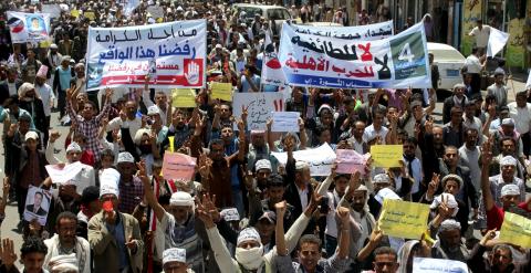 Manifestación anti-hutí y en apoyo del presidente Abdu-Rabbu Mansour Hadi en la ciudad de Ibb, en el centro de Yemen.  REUTERS/Mohammed al-Moailme