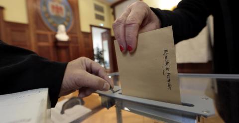 Un ciudadano francés ejerce su derecho al voto en las elecciones departamentales en la ciudad de Niza./ REUTERS-Eric Gaillard