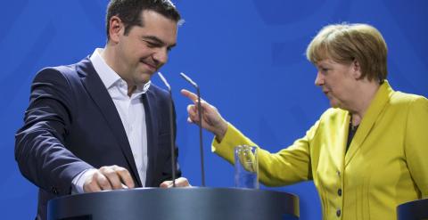 Tsipras y Merkel, durante su comparecencia de este lunes. REUTERS/Hannibal Hanschke