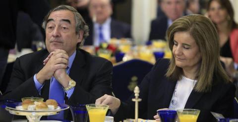 El presidente de la CEOE, Joan Rossell y la ministra de Empleo, Fátima Báñez. - EFE