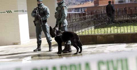 Agentes de la Guardia Civil durante el registro de un domicilio en San Sebastián (Guipuzkoa)./ EFE / JAVIER ETXEZARRETA