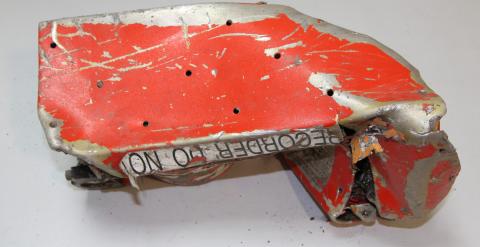 Restos de la 'caja negra' del avión estrellado este martes en los Alpes./ REUTERS