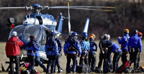 Miembros de los equipos de rescate se preparan para reanudar la búsqueda en Seyne les Alps en Francia. / DANIEL KARMANN (EFE)