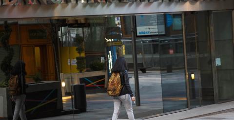 Una mujer pasa por delante de la sede de  Banca Privada D'Andorra (BPA) en Escaldes-Engordany. REUTERS/Sergio Perez