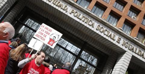 Integrantes de la plataforma de afectados por la Hepatitis C protestan ante el ministerio de Sanidad, donde el ministro Alfonso Alonso, y los consejeros autonómicos del ramo estaban reunidos para dar el visto bueno al Plan Estratégico para el Abordaje de