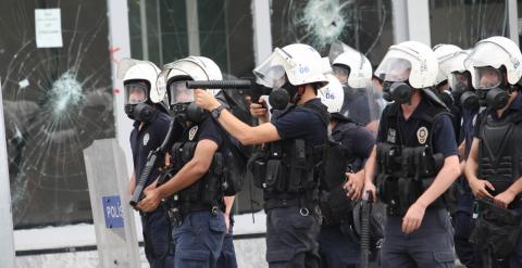 Agentes de Policía turcos durante una manifestación en Estambul en junio de 2013. - AFP