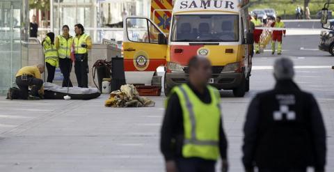 Los especialistas en desactivación de artefactos explosivos (Tedax) de la Policía Nacional inspeccionan hoy en la oficina de correos del Palacio de Cibeles, en el centro de Madrid, sede del Ayuntamiento, un sobre con una 'sustancia sospechosa'. EFE