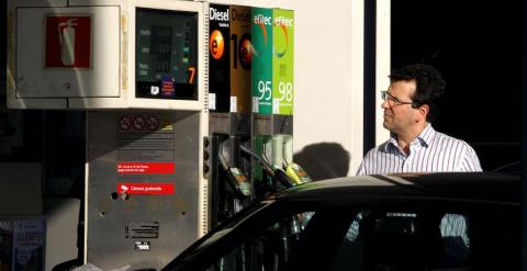 Un hombre reposta en una gasolinera de Madrid. (Kote Rodrigo / EFE)