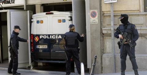 Vista del furgón policial que ha trasladado a los 15 presuntos anarquistas detenidos esta semana en Madrid, Palencia y Barcelona. EFE/Emilio Naranjo