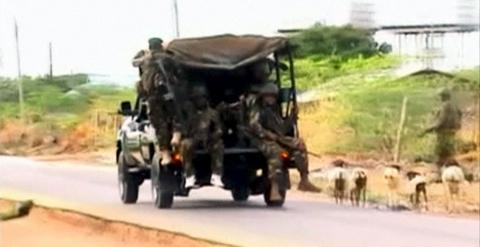 Los oficiales militares viajan en un vehículo por una carretera en Garissa