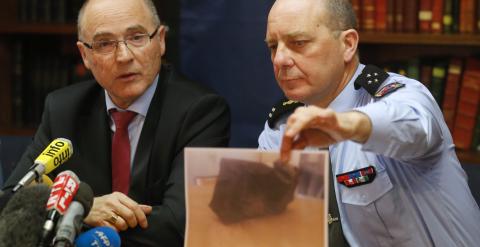 El fiscal francés David Robin y el general David Galtier muestran una imagen de la segunda caja negra del Airbus que, según las primeras investigaciones, estrelló voluntariamente el copiloto Andreas Lubitz. REUTERS