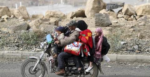 Los equipos de las ambulancias están expuestos a 'los disparos de ambos lados', ha dicho el director del departamento de Sanidad de Adén./ REUTERS