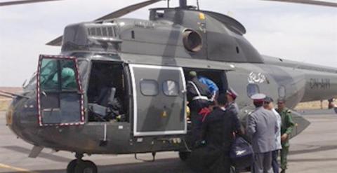 Un helicóptero con un equipo de rescate a punto de despegar hacia la zona donde quedaron atrapados los tres espeleólogos españoles en Marruecos. /EFE
