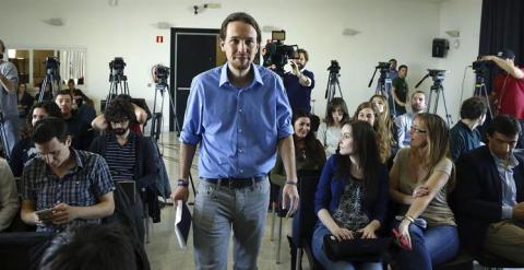El secretario general de Podemos, Pablo Iglesias, a su llegada a la rueda de prensa que ha ofrecido hoy en el Circulo de Bellas Artes en la que ha advertido de que 'no hay nada que hablar' con la presidenta andaluza, Susana Díaz, mientras 'no responda afi